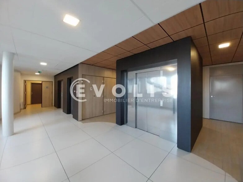 Bureau dans Bourgoin-Jallieu à louer - Photo intérieure – Image 2 sur 12