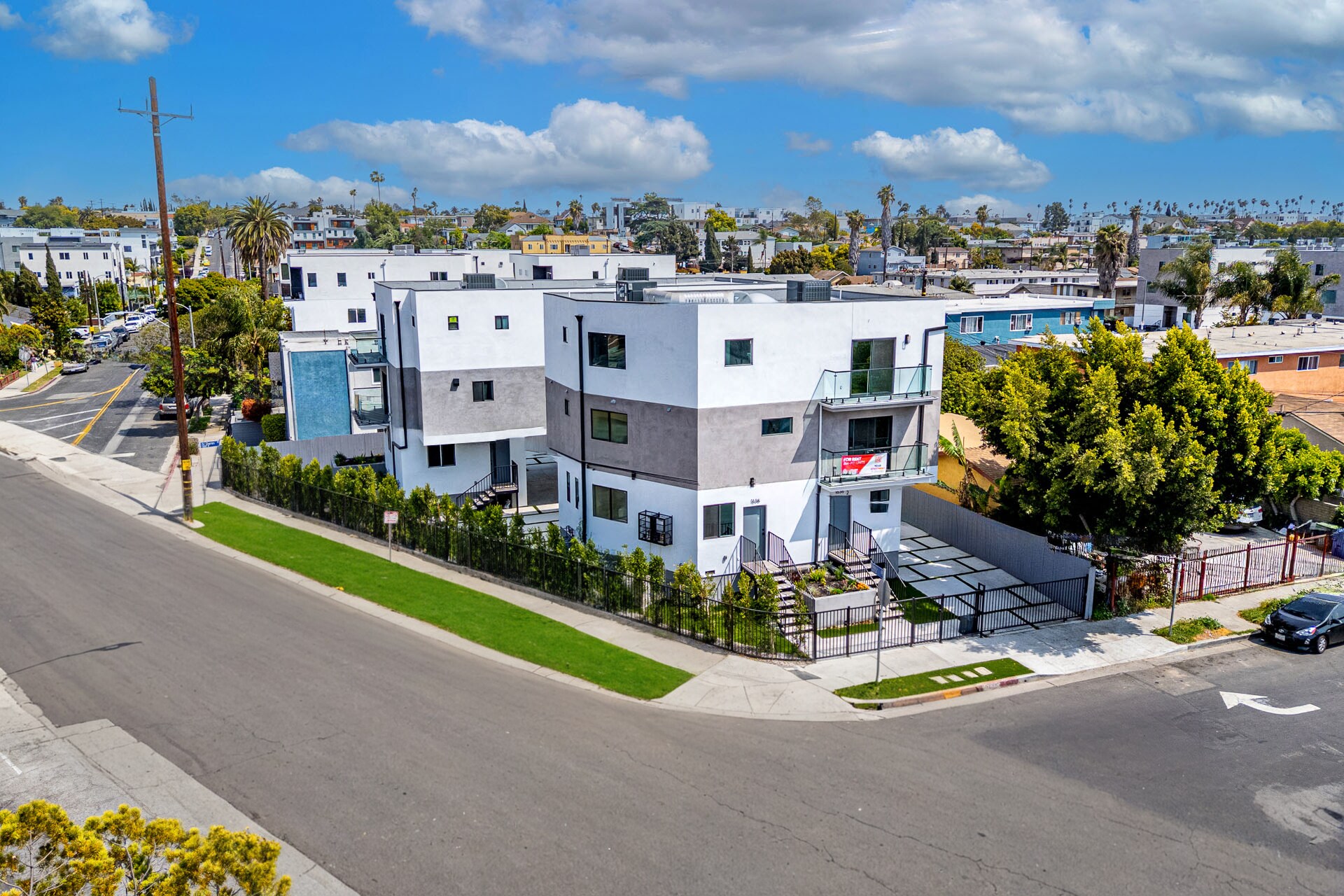 1636 S Longwood Ave, Los Angeles, CA à vendre Photo de l’immeuble– Image 1 sur 53