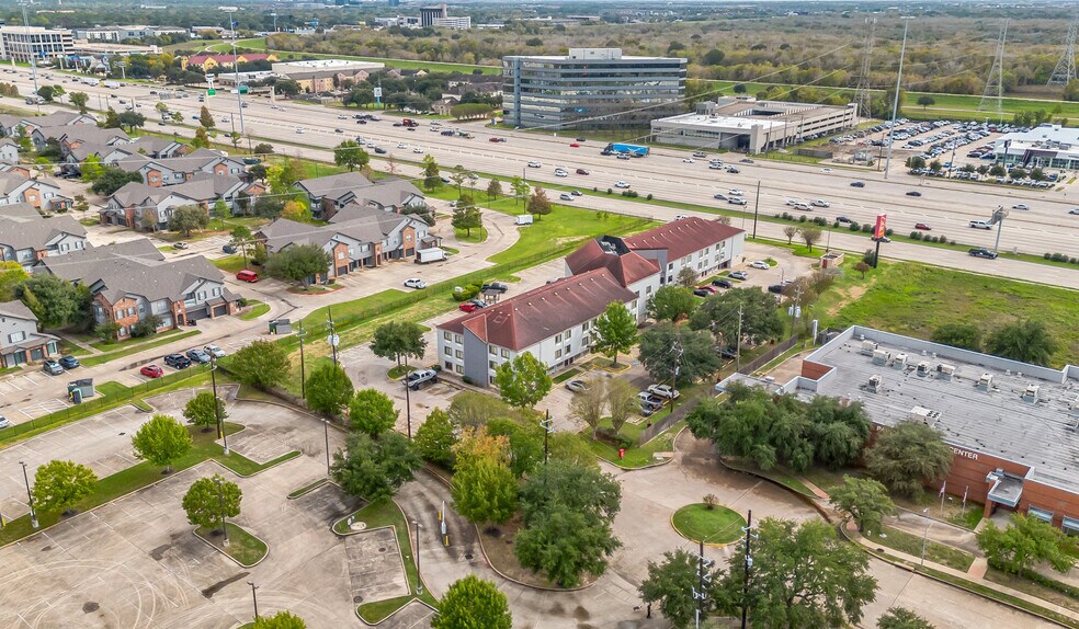 15701 Park Ten Pl, Houston, TX à vendre - Photo de l’immeuble – Image 3 sur 17