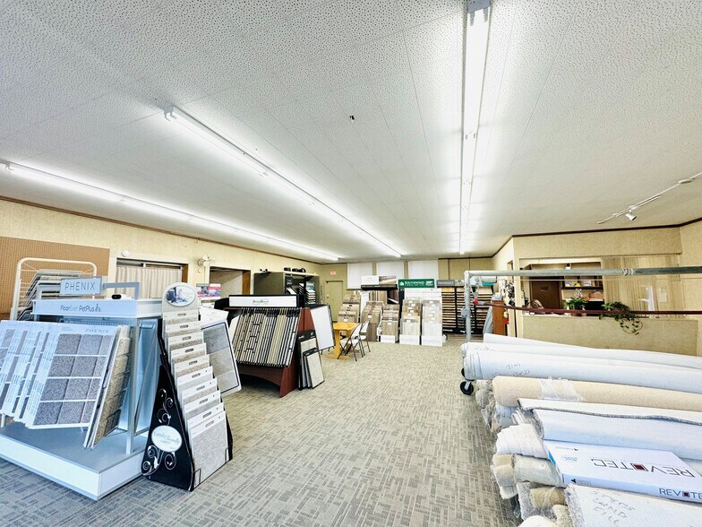 12041 W Janesville Rd, Hales Corners, WI à louer - Photo de l’immeuble – Image 2 sur 5