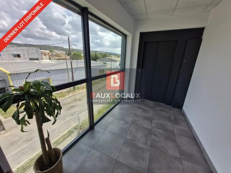 Local d’activités dans La Fare-les-Oliviers à louer - Photo de l’immeuble – Image 2 sur 3