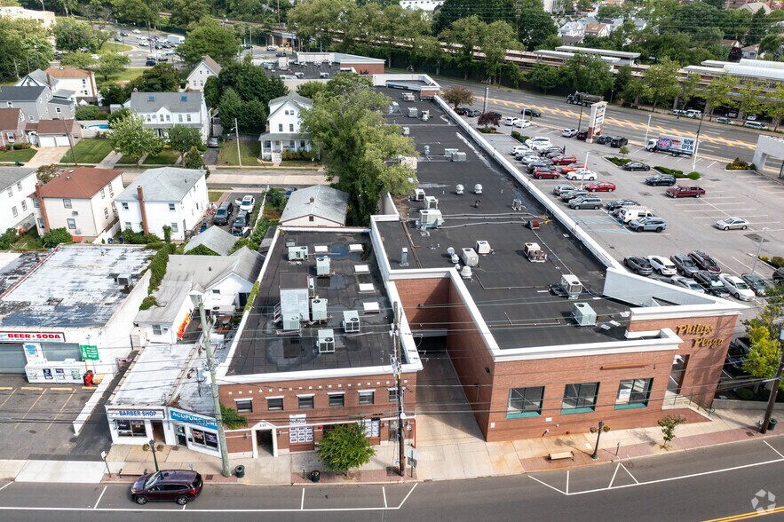 111 Broadway, Lynbrook, NY à louer - Photo de l’immeuble – Image 1 sur 14