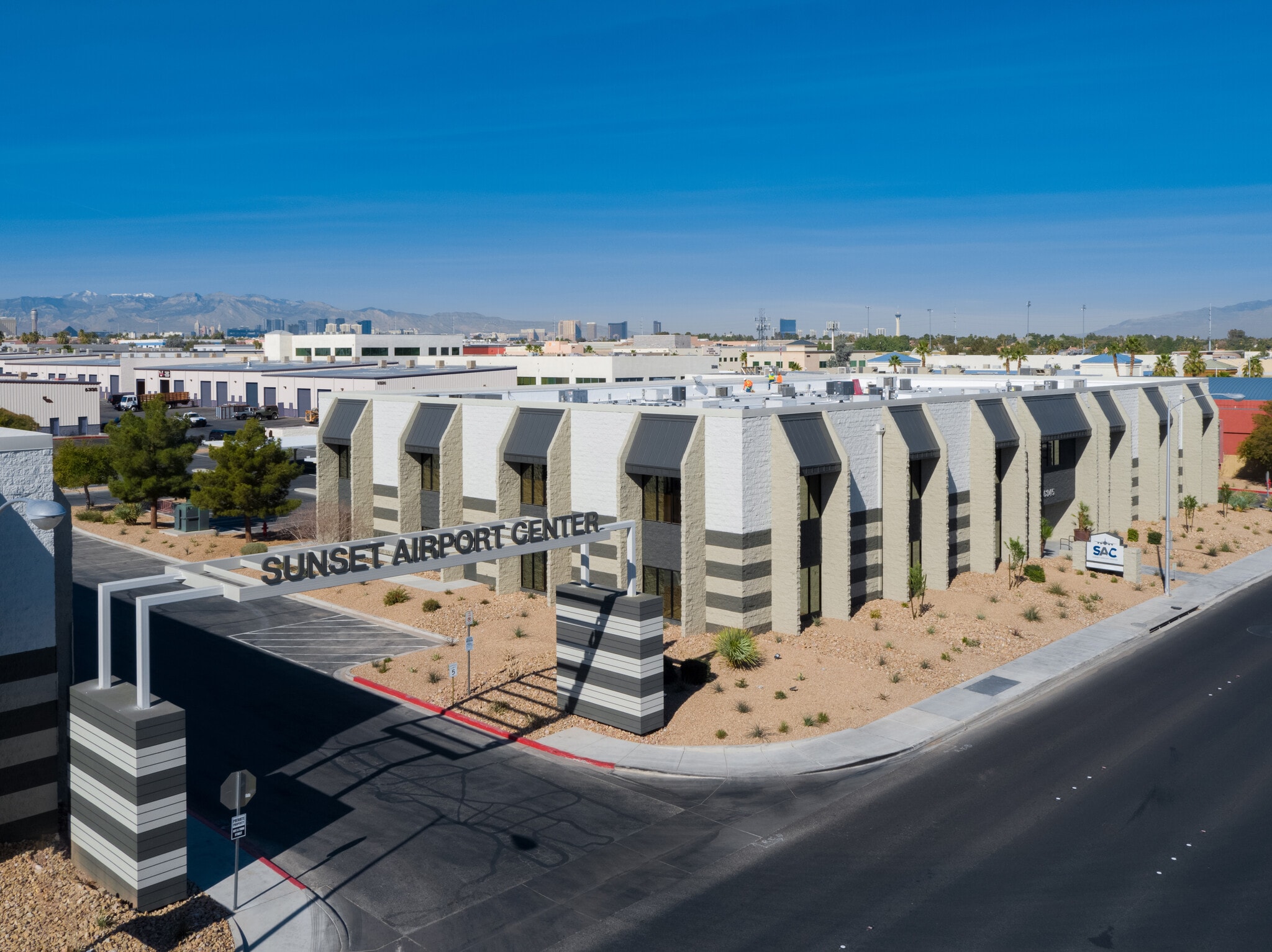 6345 S Pecos Rd, Las Vegas, NV à louer Photo principale– Image 1 sur 16