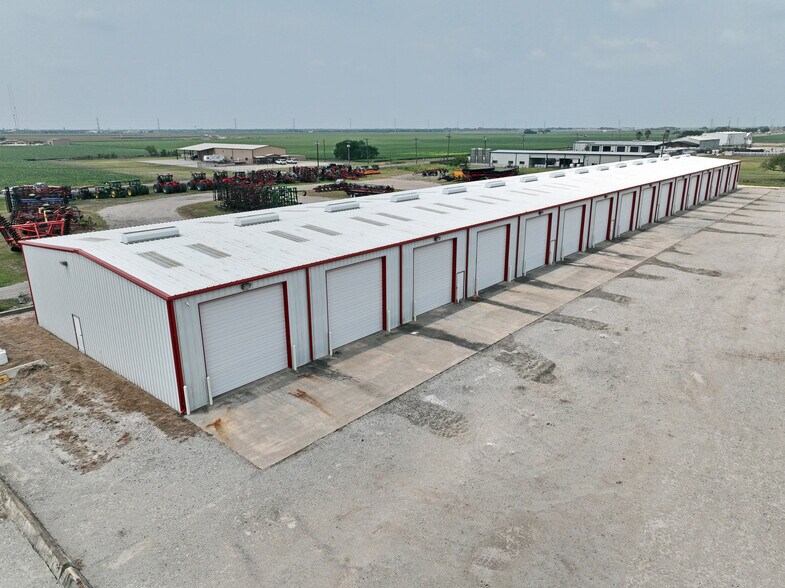 4599 I-69, Robstown, TX à louer - Photo de l’immeuble – Image 2 sur 7