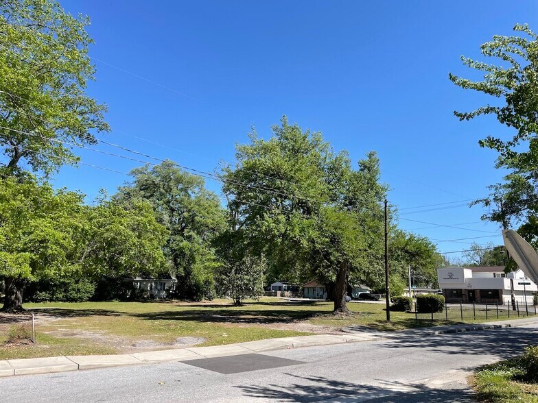 1588 Montague Ave, North Charleston, SC à vendre - Photo de l’immeuble – Image 2 sur 8