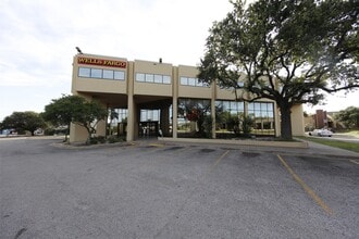 9800 N Lamar Blvd, Austin, TX à louer Photo de l’immeuble– Image 2 sur 5