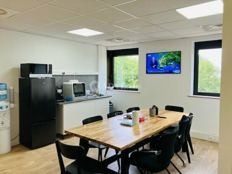 Bureau dans Lognes à louer - Photo de l’immeuble – Image 3 sur 8