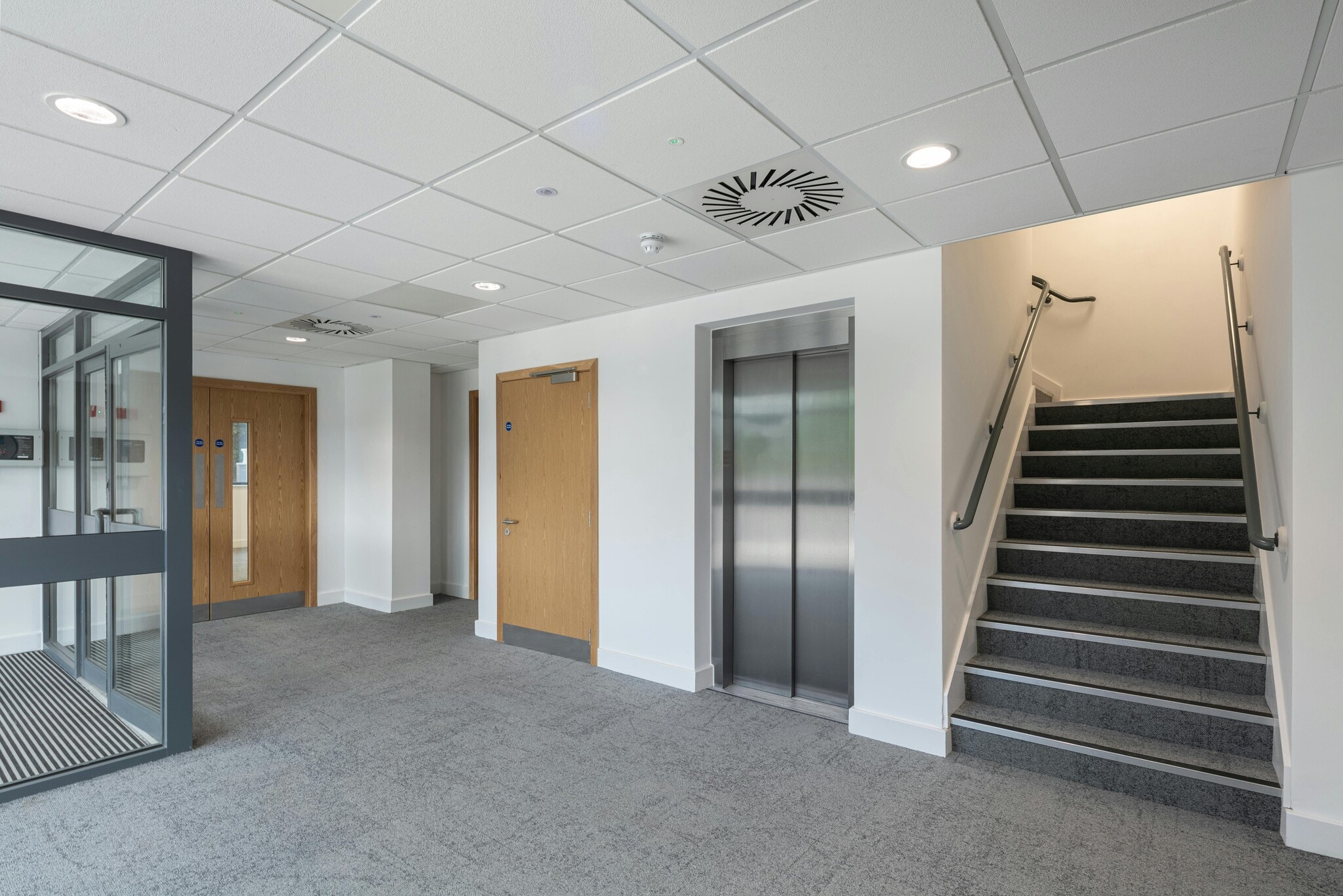 93 George Richards Way, Altrincham à louer Photo de l’immeuble– Image 1 sur 15