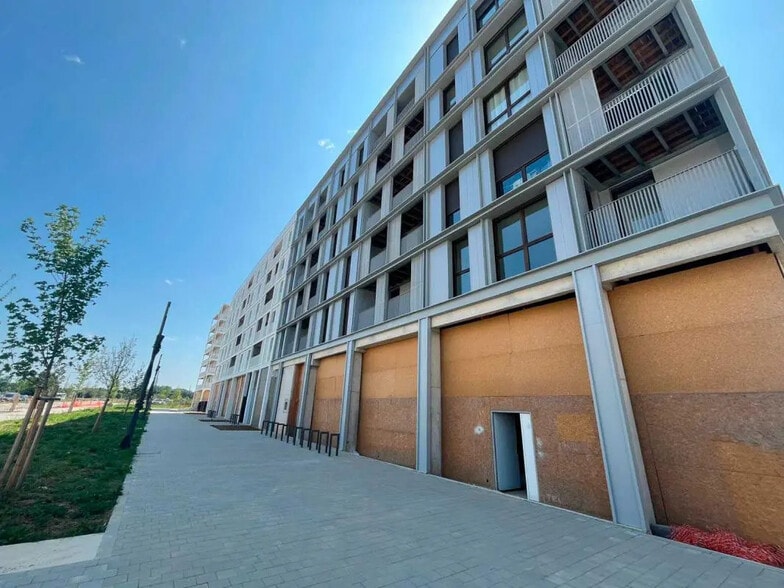 Local commercial dans Bussy-Saint-Georges à louer - Photo de l’immeuble – Image 2 sur 4