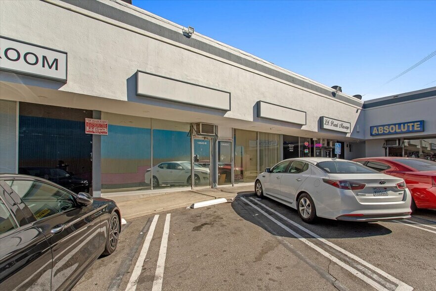 19642 Ventura Blvd, Tarzana, CA à louer - Photo de l’immeuble – Image 3 sur 12