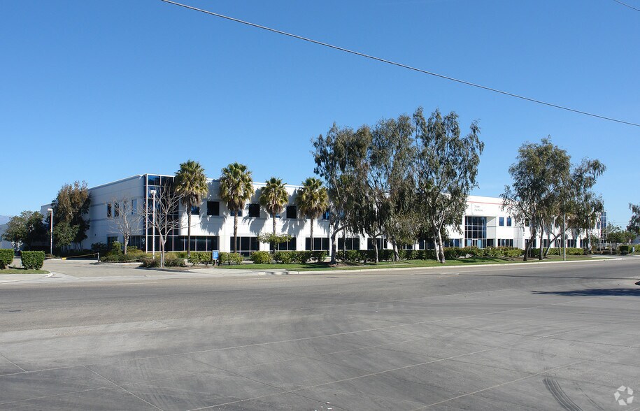 3301 Sturgis Rd, Oxnard, CA à vendre - Photo principale – Image 1 sur 5