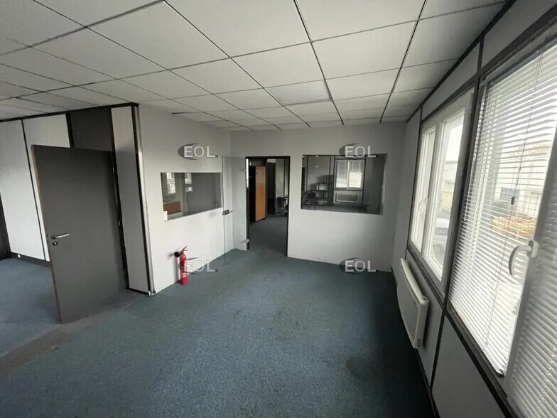 Local d’activités dans L'ILE-SAINT-DENIS à louer - Photo de l’immeuble – Image 3 sur 5