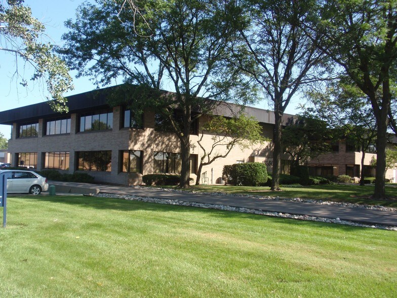 15350 N Commerce Dr, Dearborn, MI à louer - Photo de l’immeuble – Image 2 sur 3