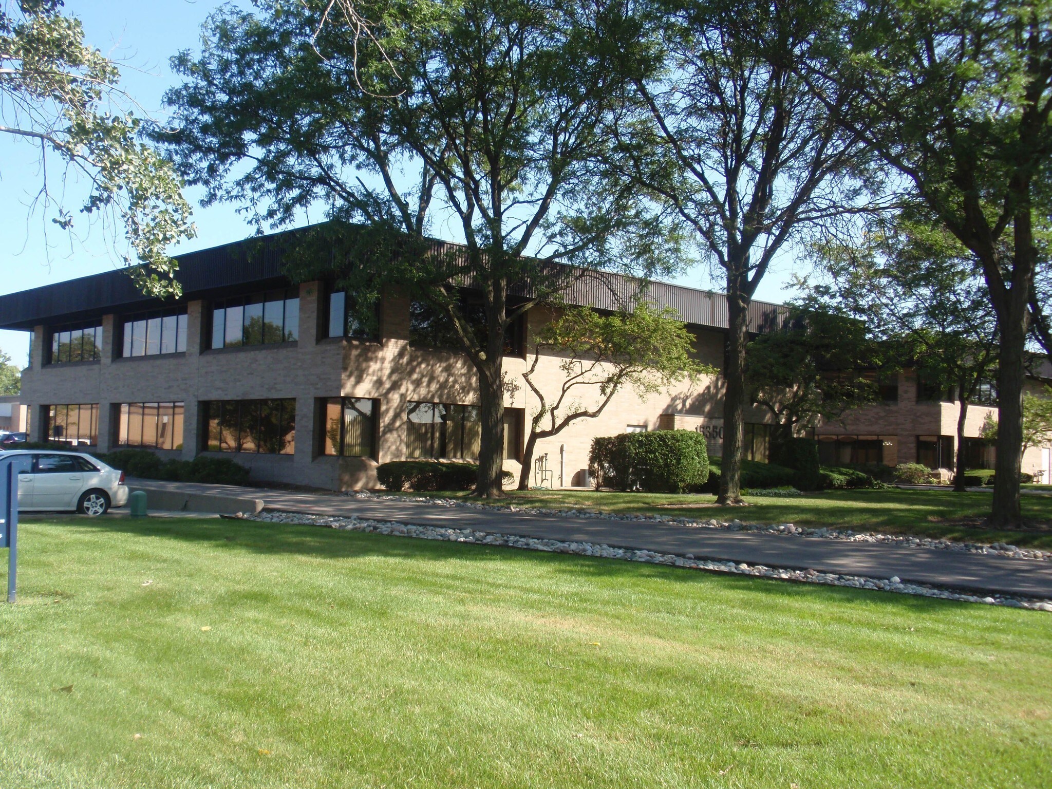 15350 N Commerce Dr, Dearborn, MI à louer Photo de l’immeuble– Image 1 sur 4
