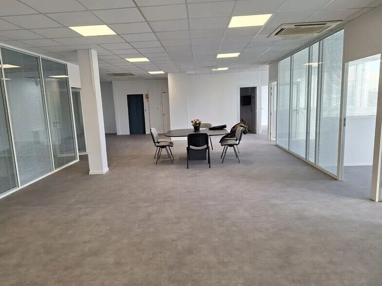 Bureau dans Saint-Médard-en-Jalles à louer - Photo intérieure – Image 3 sur 10