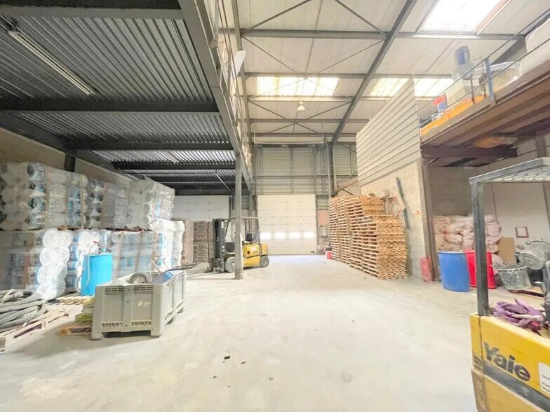 Industriel/Logistique dans Carrières-sur-Seine à vendre - Photo de l’immeuble – Image 1 sur 14