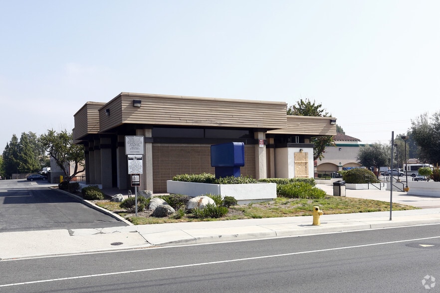 23329-23449 Lyons Ave, Santa Clarita, CA à louer - Photo principale – Image 2 sur 10