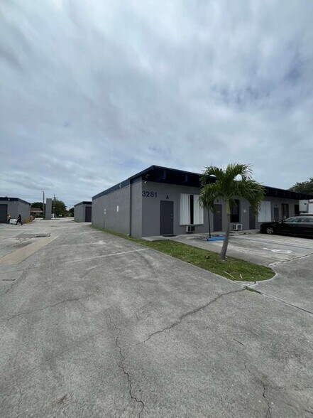 3273-3289 Lake Worth Rd, Palm Springs, FL à louer - Photo de l’immeuble – Image 1 sur 16