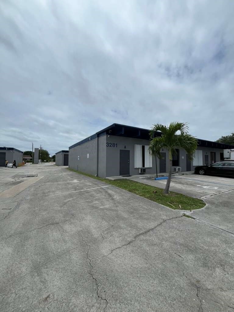 3273-3289 Lake Worth Rd, Palm Springs, FL à louer Photo de l’immeuble– Image 1 sur 17