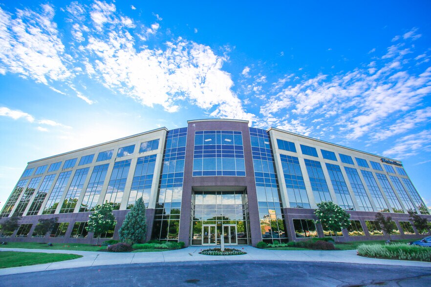 301 Pennsylvania Pky, Indianapolis, IN à louer - Photo de l’immeuble – Image 1 sur 6