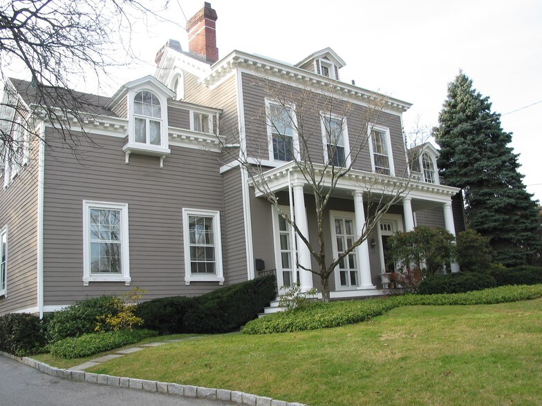 30 Milbank Ave, Greenwich, CT à vendre - Photo de l’immeuble – Image 2 sur 4