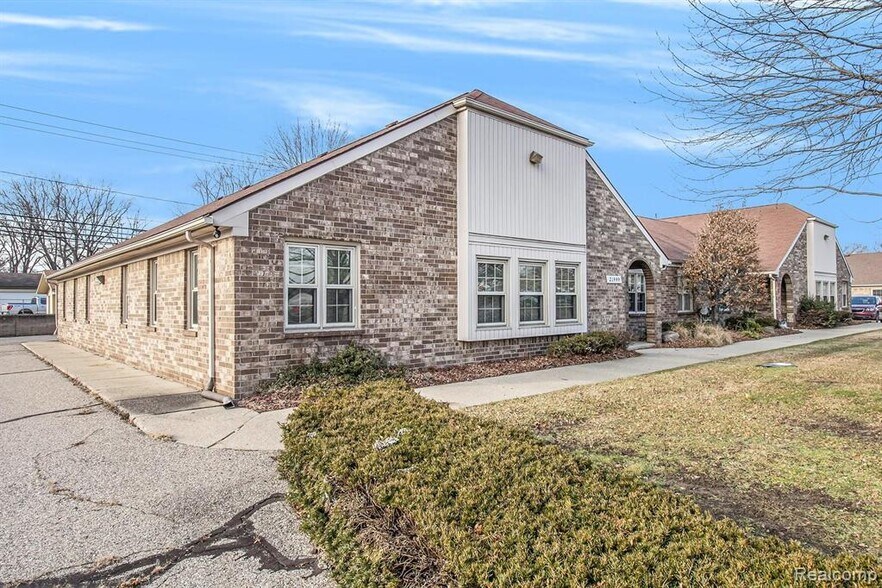 21999 Farmington Rd, Farmington Hills, MI à vendre - Photo de l’immeuble – Image 2 sur 11