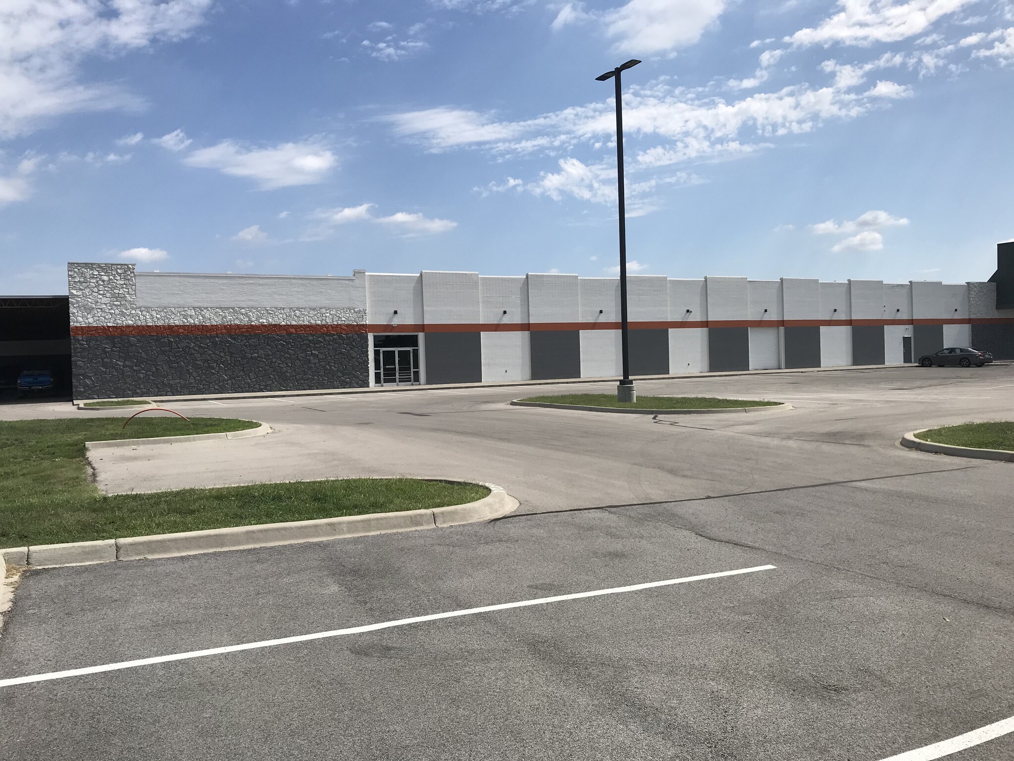 511 Little League Blvd, Clarksville, IN à louer Photo principale– Image 1 sur 2