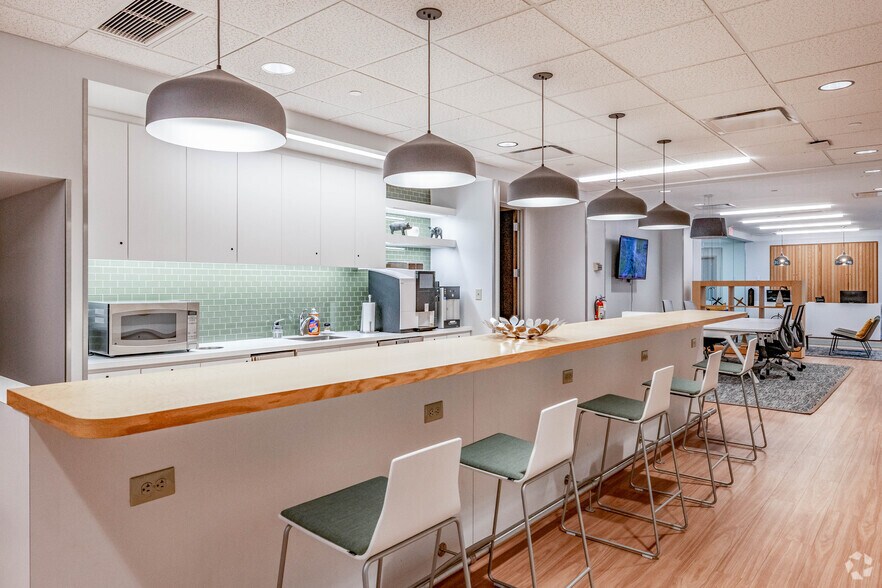 8044 Montgomery Rd, Cincinnati, OH à louer - Photo de l’immeuble – Image 3 sur 24