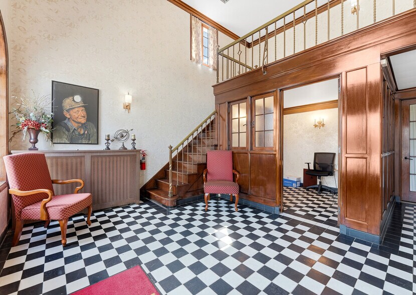 65 N Gallatin Ave, Uniontown, PA à vendre - Hall d’entrée – Image 2 sur 15