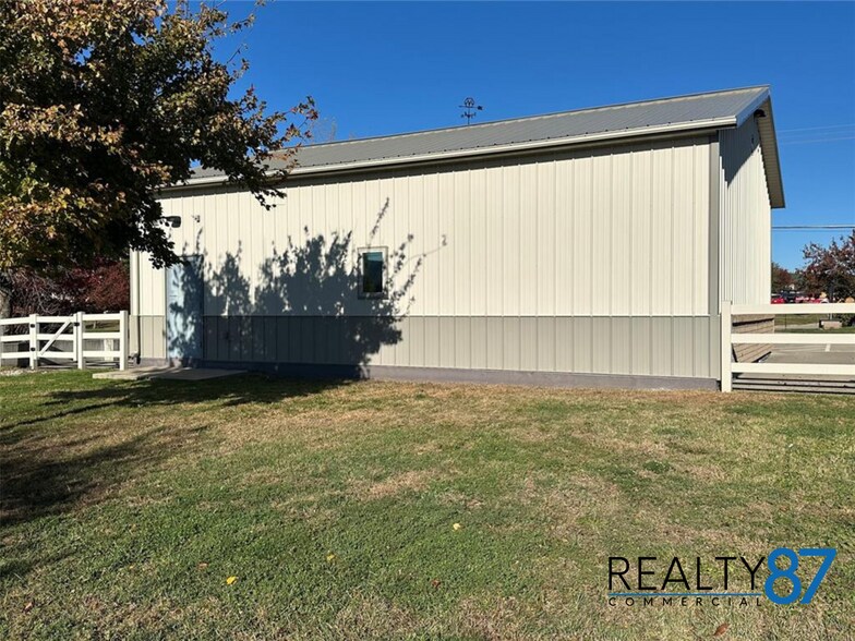 1210 N Center Point Rd, Hiawatha, IA à vendre - Photo de l’immeuble – Image 3 sur 12