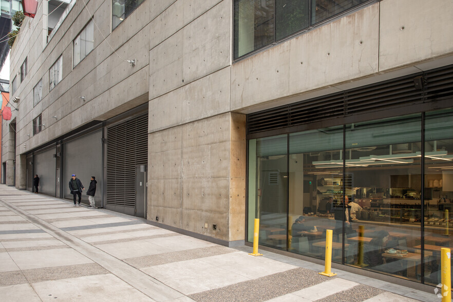 545 Robson St, Vancouver, BC à louer - Photo de l’immeuble – Image 2 sur 4