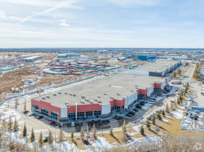 5613-5645 70 St NW, Edmonton, AB à louer - Aérien – Image 3 sur 4