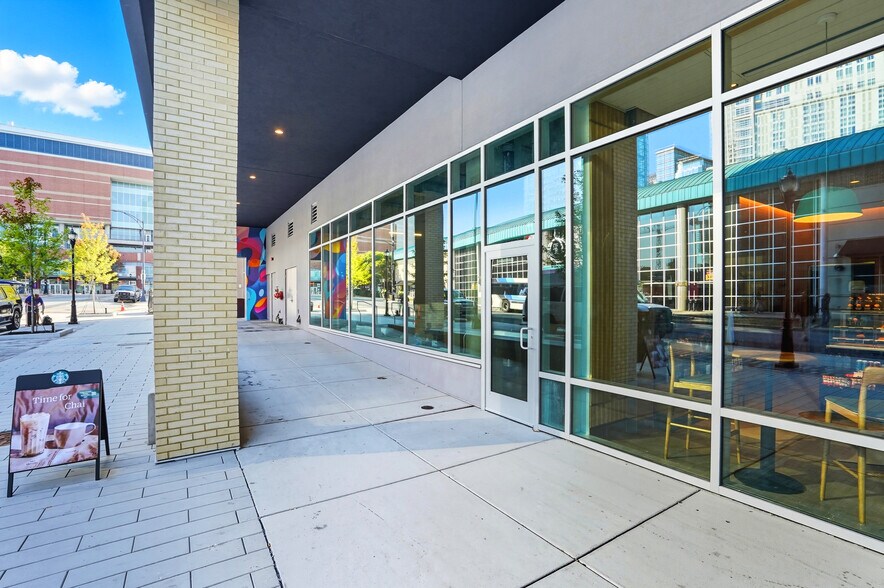 125 S Brevard St, Charlotte, NC à louer - Photo de l’immeuble – Image 2 sur 25