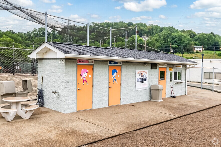 4635 Buttermilk Hollow Rd, West Mifflin, PA à vendre - Photo principale – Image 1 sur 5