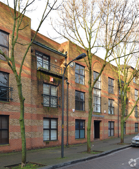 5 Onega Gate, Londres à vendre - Photo de l’immeuble – Image 2 sur 8