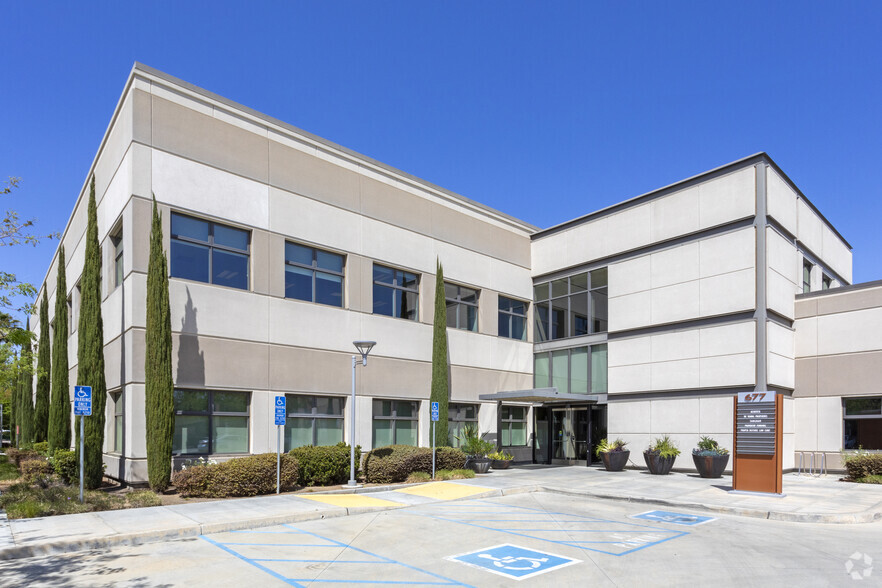 677 W Palmdon Dr, Fresno, CA à louer - Photo de l’immeuble – Image 3 sur 10