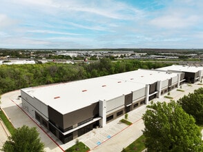 420 Oakbend Dr, Lewisville, TX à vendre Photo de l’immeuble– Image 2 sur 5