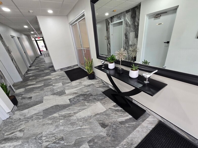 4805 Laurel St W, Tampa, FL à louer - Hall d’entrée – Image 3 sur 6