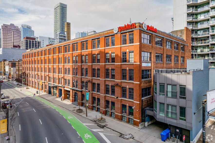111 Queen St E, Toronto, ON à louer - Photo de l’immeuble – Image 1 sur 11