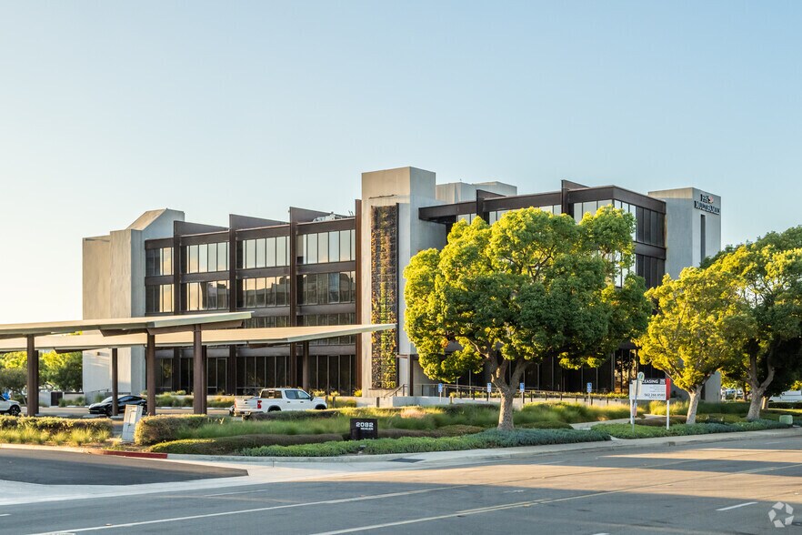 2082 Michelson Dr, Irvine, CA à louer - Photo de l’immeuble – Image 2 sur 4