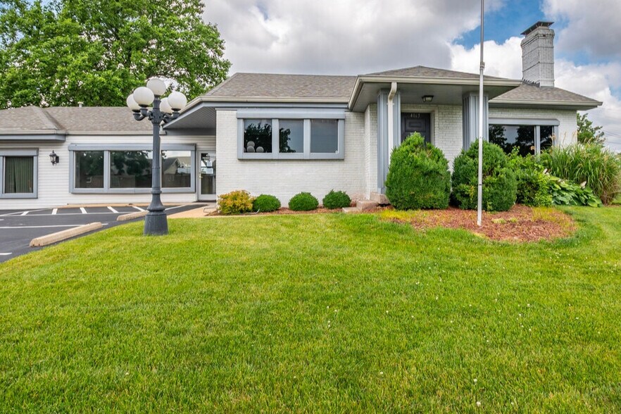 4163 Crescent Dr, Saint Louis, MO à vendre - Photo de l’immeuble – Image 1 sur 40