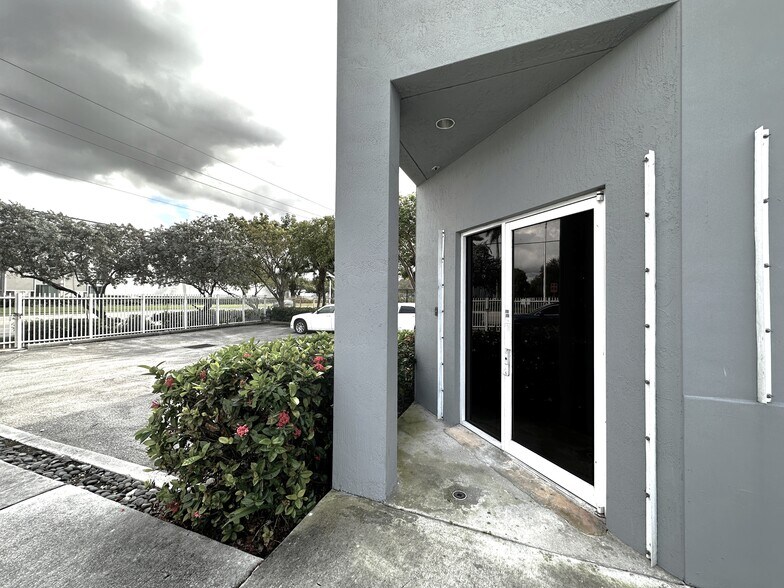 3300 NW 112th Ave, Miami, FL à louer - Photo de l’immeuble – Image 2 sur 14