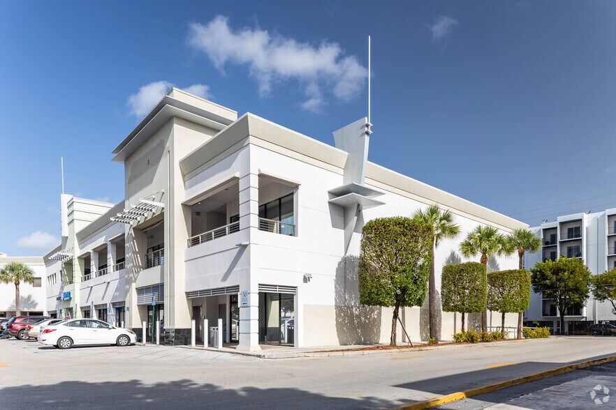 4410 W 16th Ave, Hialeah, FL à louer - Photo principale – Image 1 sur 6