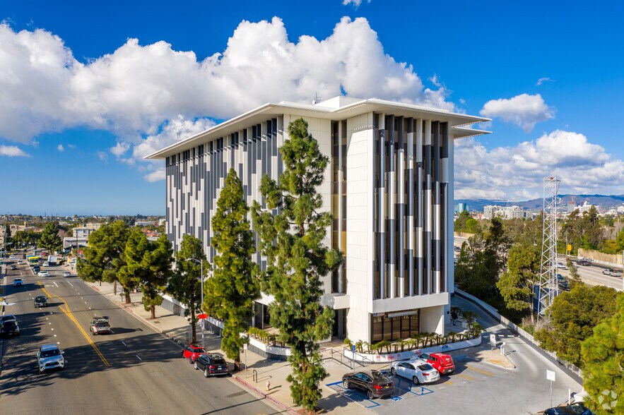 10801 National Blvd, Los Angeles, CA à louer - Photo de l’immeuble – Image 3 sur 24