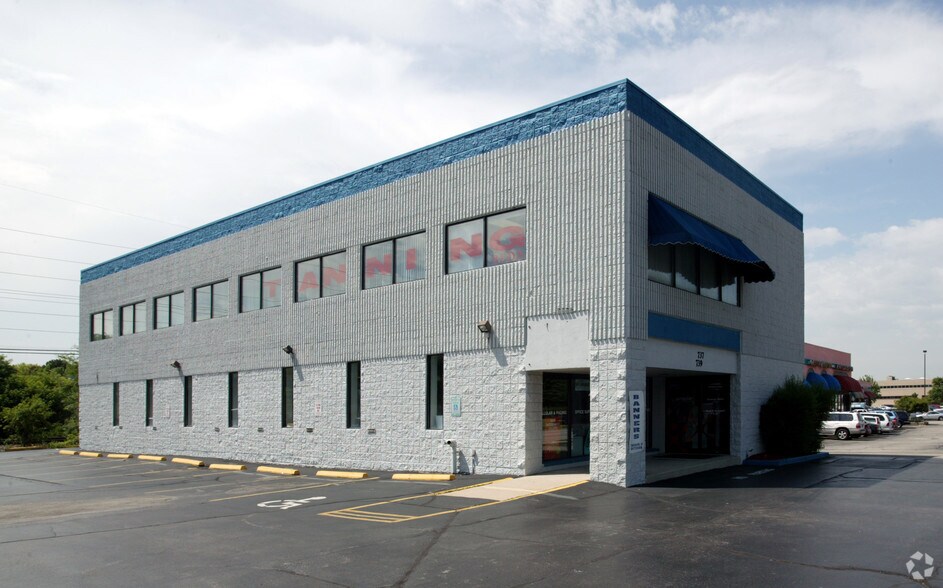 737-739 N Mayfair Rd, Milwaukee, WI à louer - Photo de l’immeuble – Image 2 sur 7