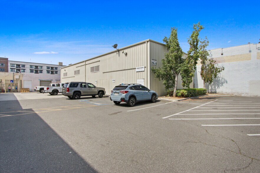 218 W Commonwealth Ave, Fullerton, CA à vendre - Photo de l’immeuble – Image 3 sur 15