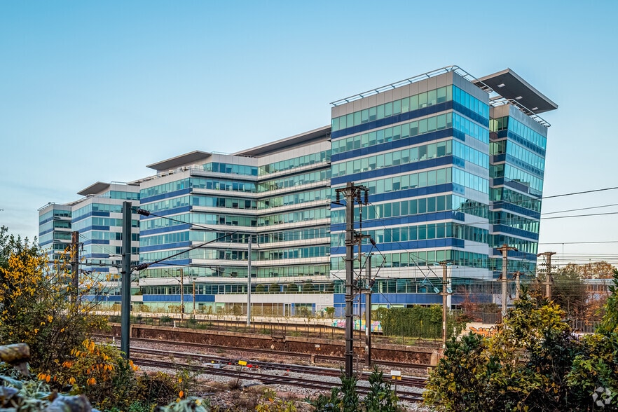 9-11 Rue Du Débarcadère, Colombes à louer - Photo principale – Image 1 sur 26