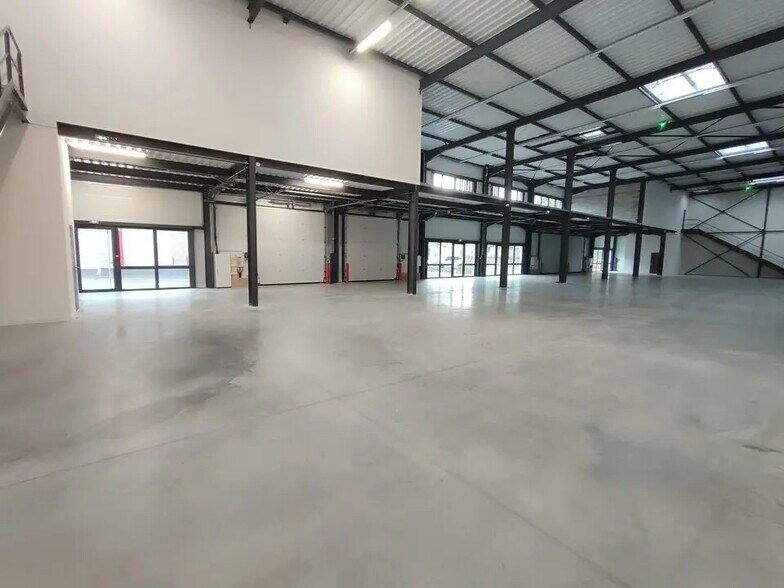 10 Rue De Bretagne, Saint-Quentin-Fallavier à louer - Photo de l’immeuble – Image 2 sur 6