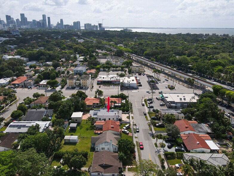 1721 SW 24th Ter, Miami, FL à vendre - Photo principale – Image 2 sur 79