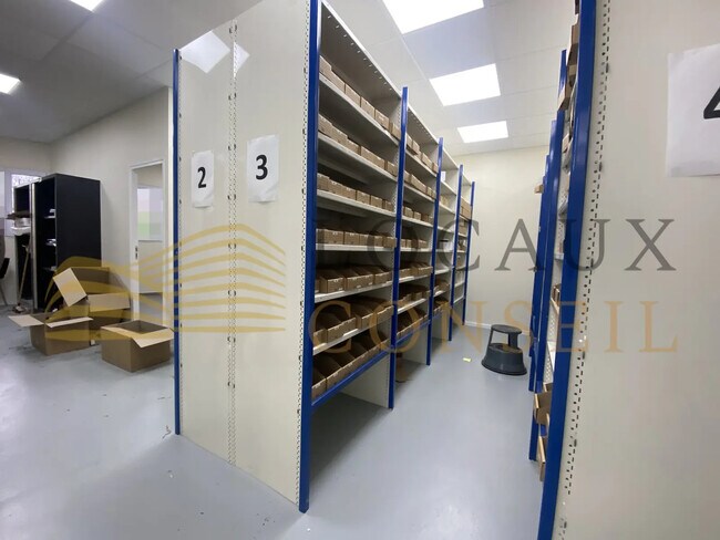 Plus de détails pour Local d'activités à louer